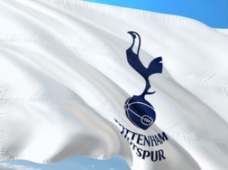 英超利物浦主场大胜托特纳姆热刺，继续领跑英超积分榜